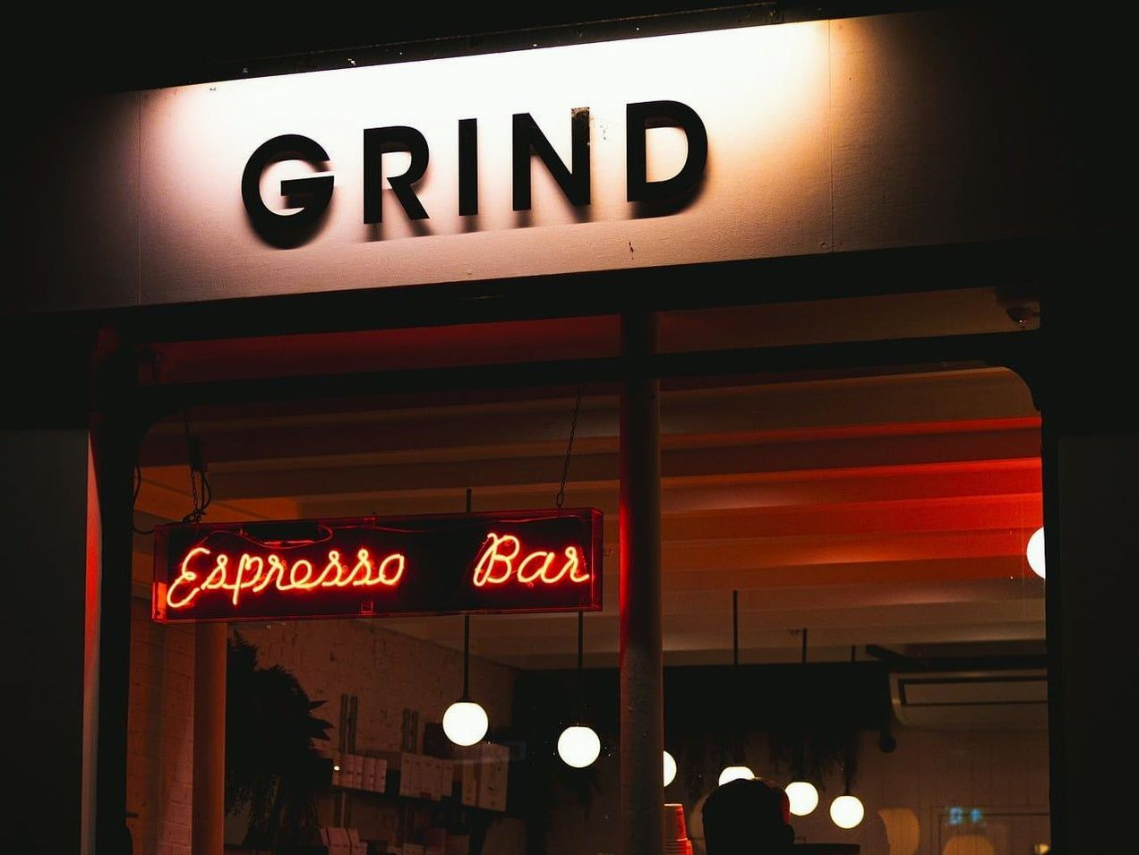 Dar bir çerçevenin içinde dar bir neon tasarımı