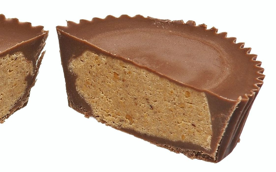 Una caja de bombones de chocolate en la mesa