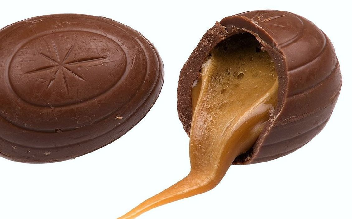 Un surtido de golosinas y snacks gourmet