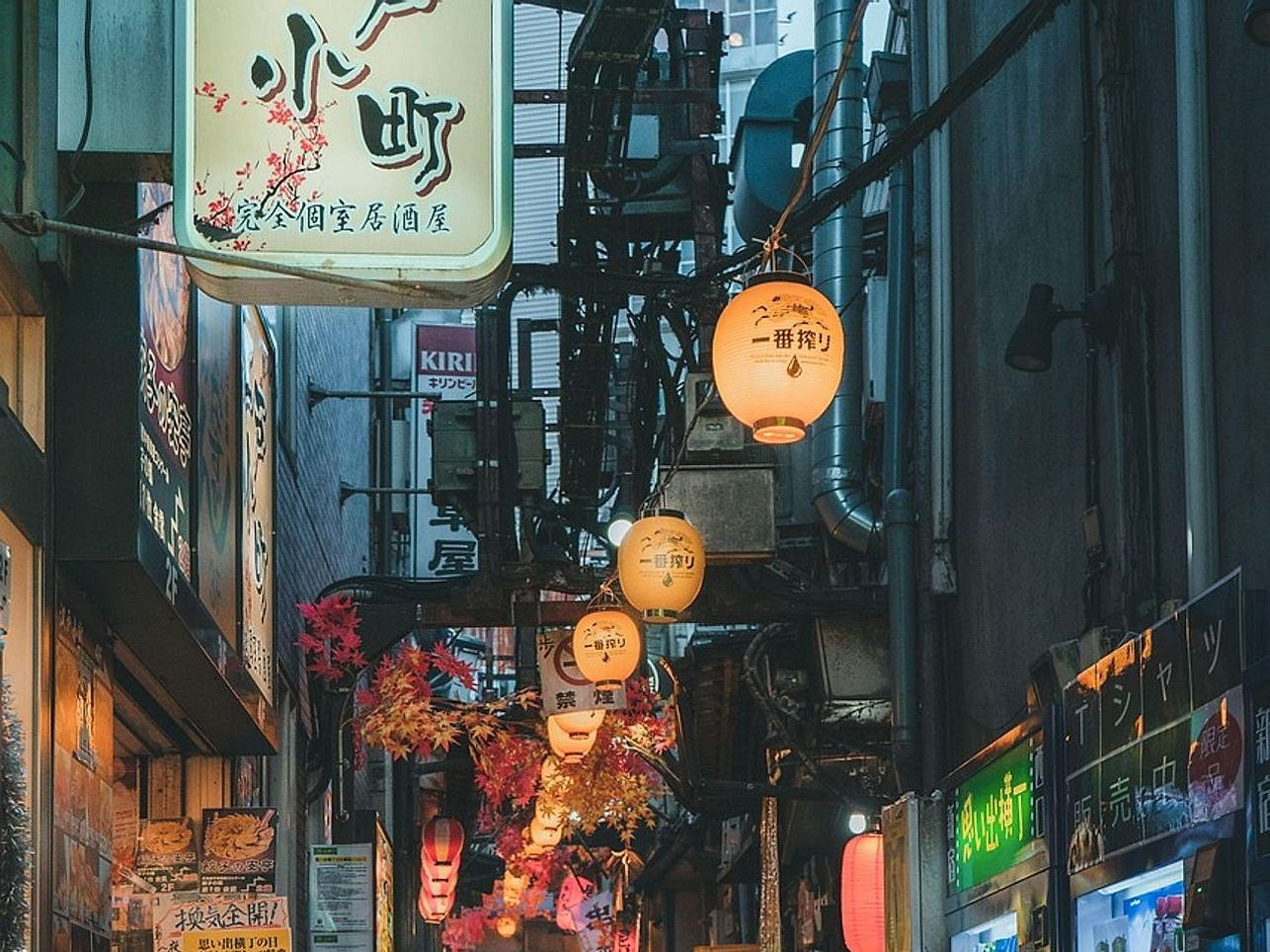 Sabah ışığında dar bir neon işareti tasarımı
